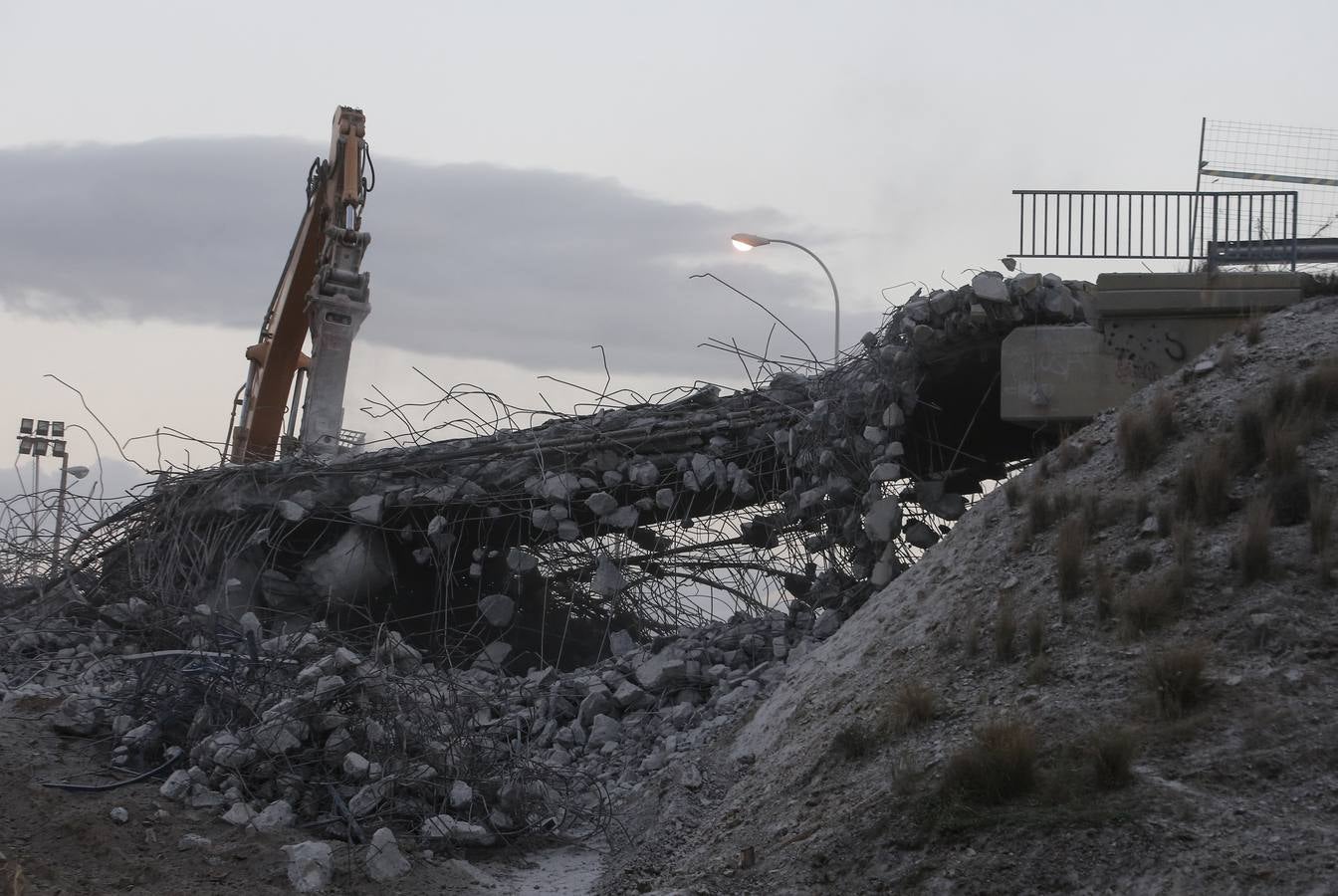 La interrupción del tráfico se ha mantenido toda la noche para demoler el puente que hay a la altura de Arraijanal