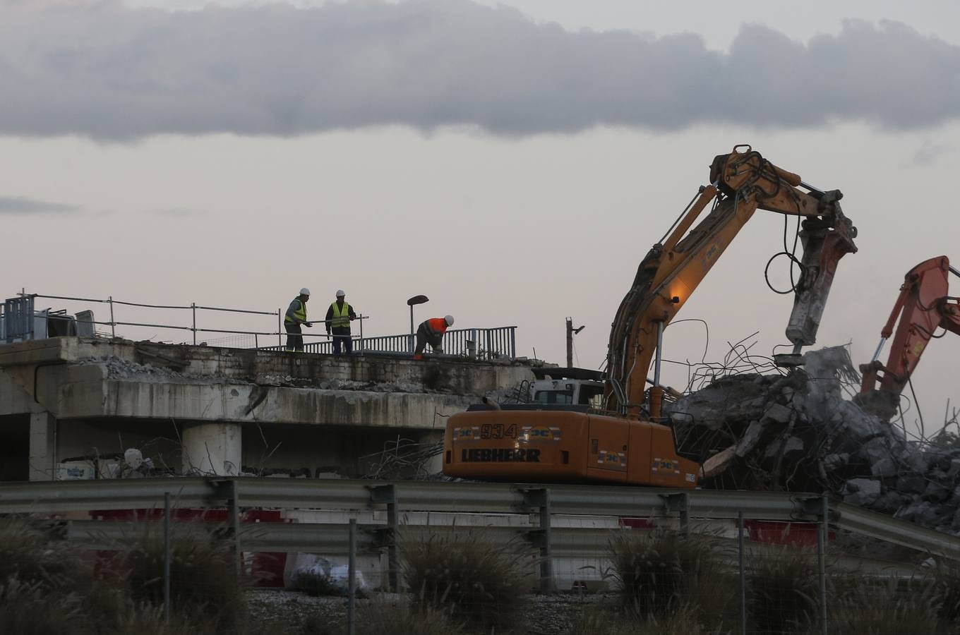 La interrupción del tráfico se ha mantenido toda la noche para demoler el puente que hay a la altura de Arraijanal