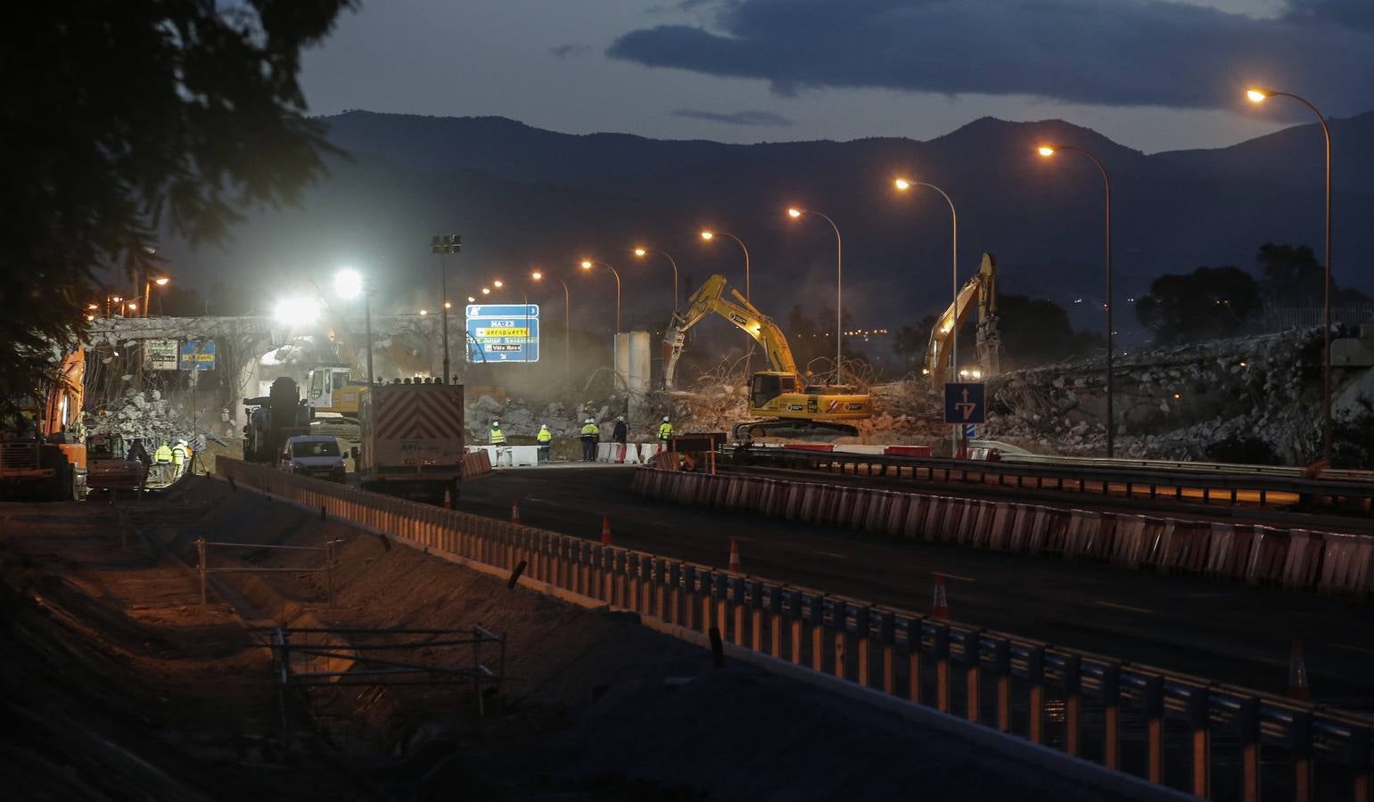 La interrupción del tráfico se ha mantenido toda la noche para demoler el puente que hay a la altura de Arraijanal