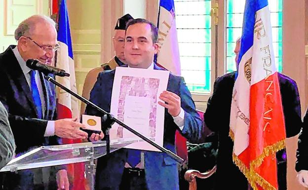 Momento de la entrega en el Ayuntamiento de la capital francesa. 