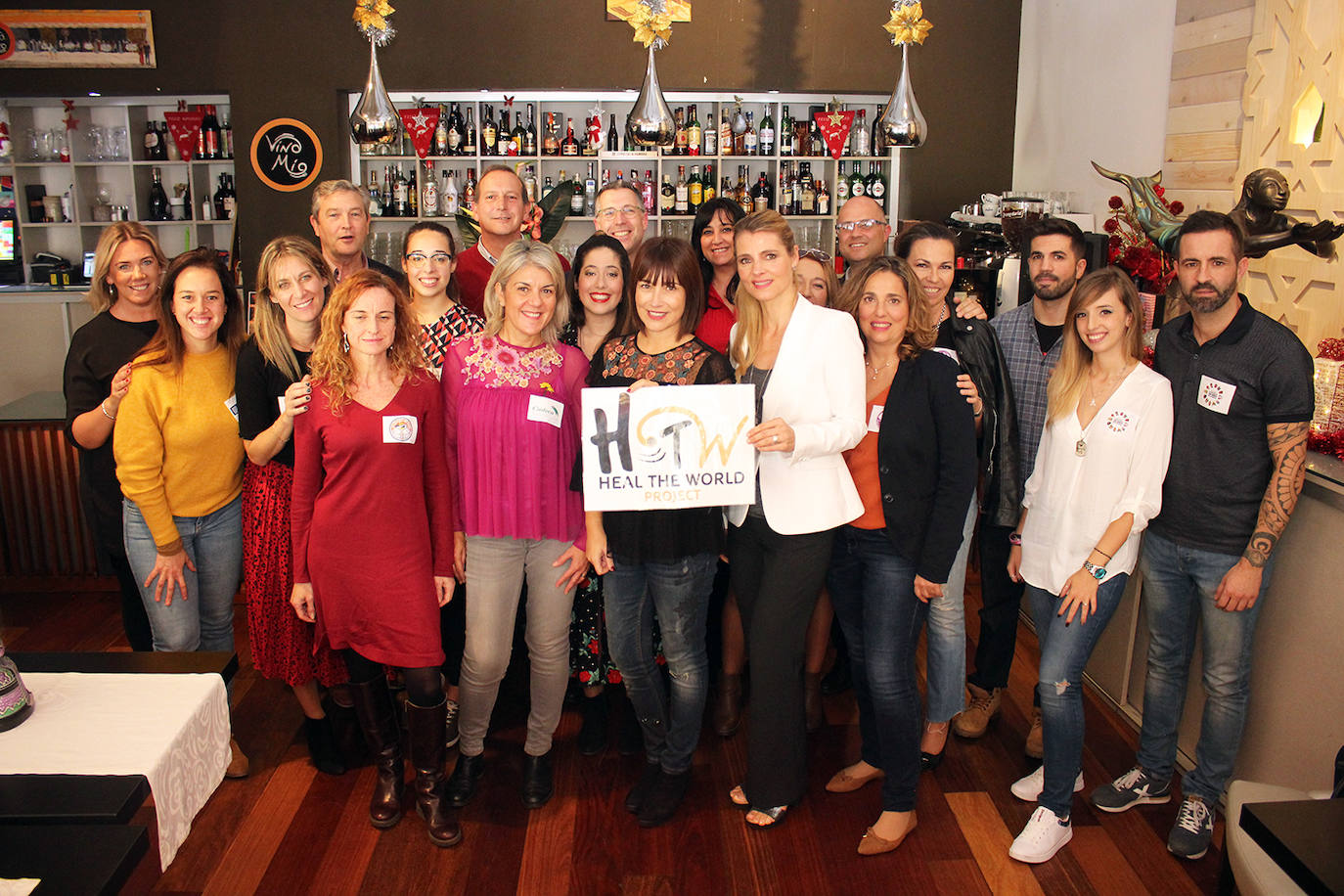 Vino Mío afianza su proyecto benéfico ‘Heal the World’ con una reunión de ONG. En la foto, grupo de ONG con Hèléne Mostertman.