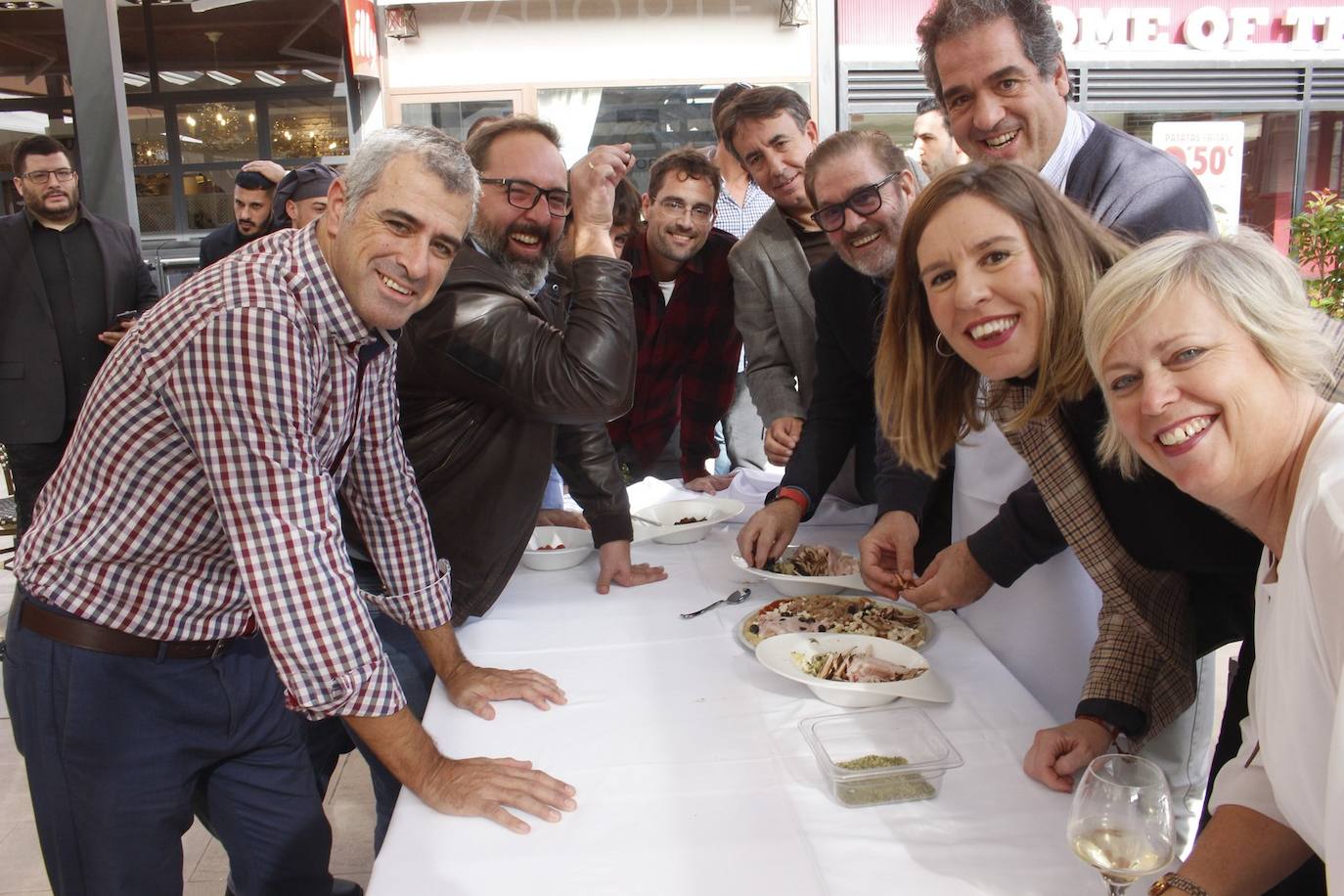 El Restaurante Da Lucca acoge una nueva edición de Sponsor Team. En la foto, grupo de participantes preparando la pizza.