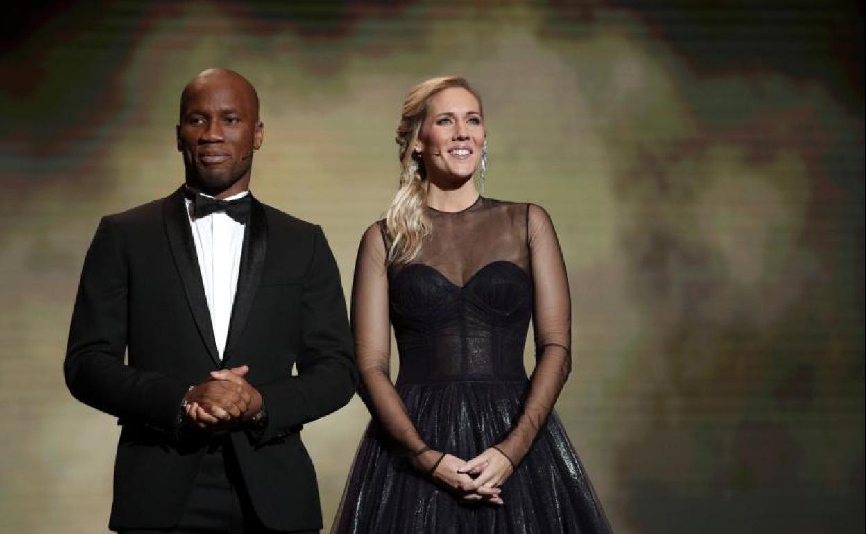 Didier Drogba y Sandy Héribert, presentadores de la gala del Balón de Oro.