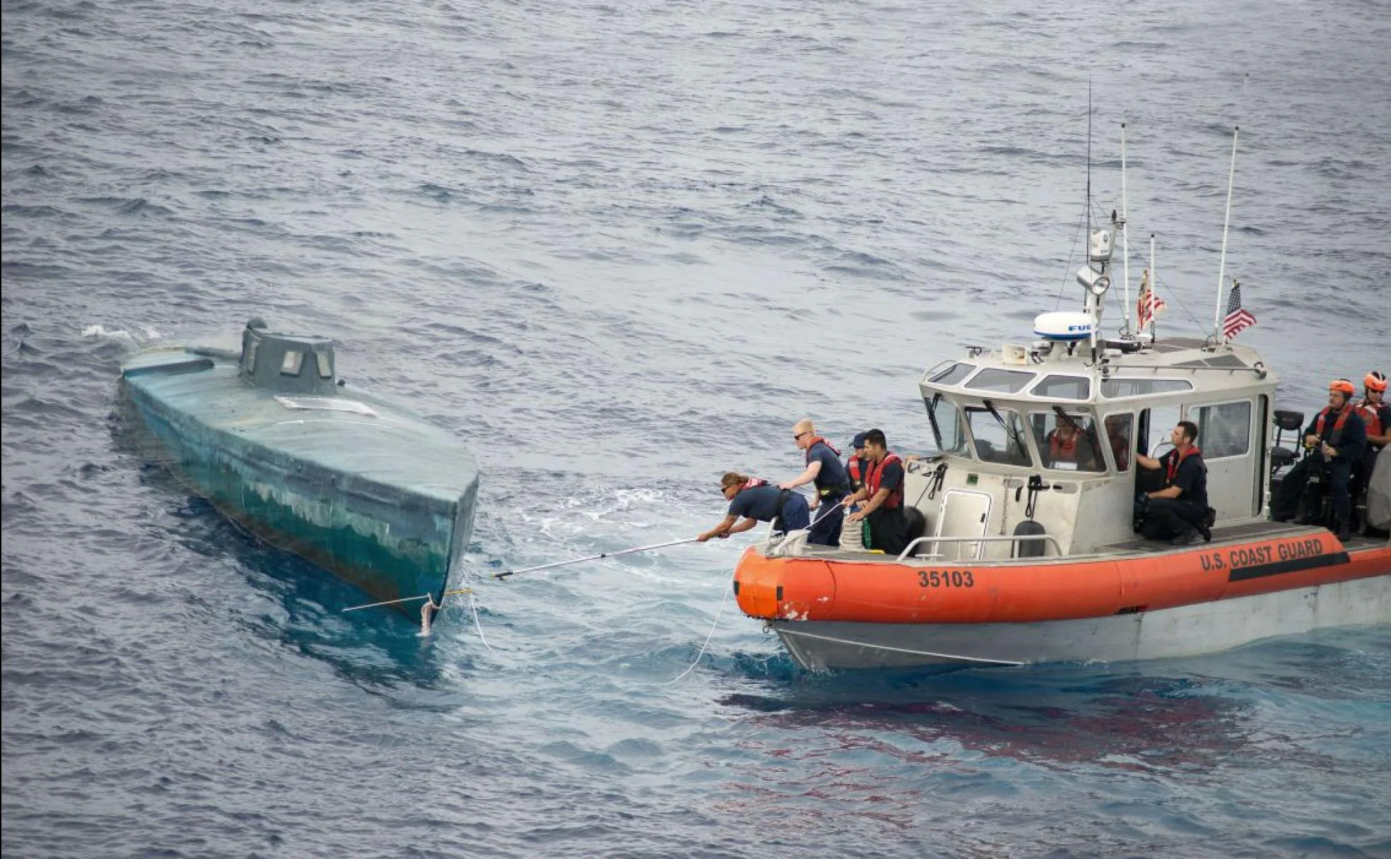 La lucha de la Guardia Civil contra el narcotráfico por cielo, mar