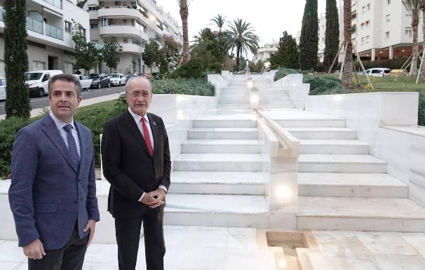 Carlos Conde y Francisco de la Torre, en la nueva glorieta arquitecto César Olano