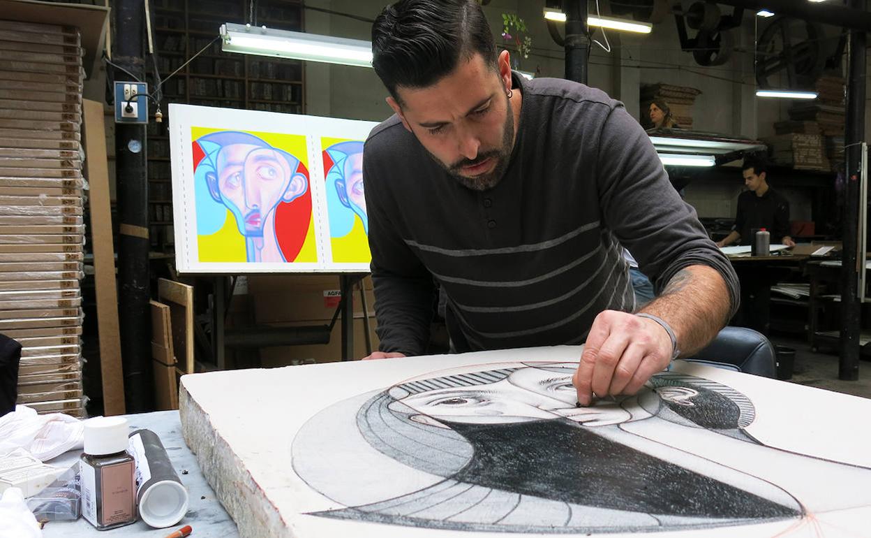 El artista trabajando en el taller 
