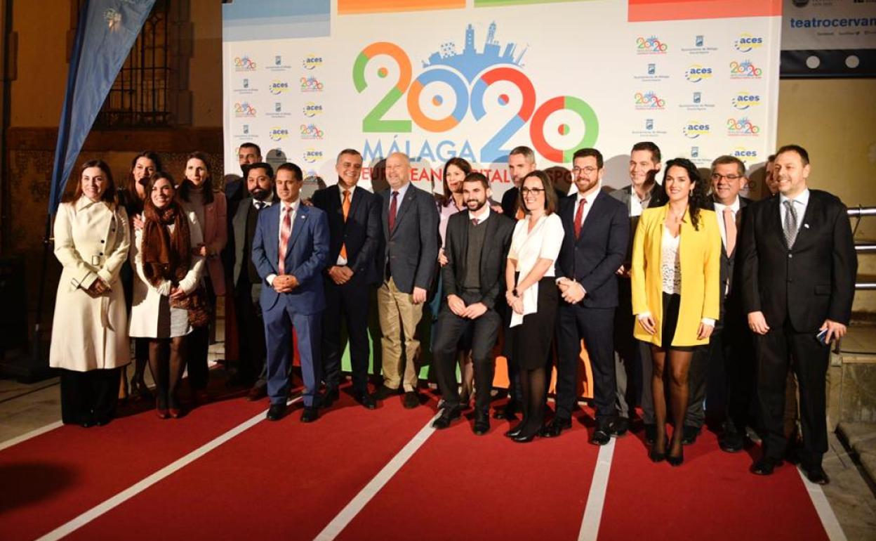 Autoridades y deportistas en la fachada del Teatro Cervantes antes de la gala.