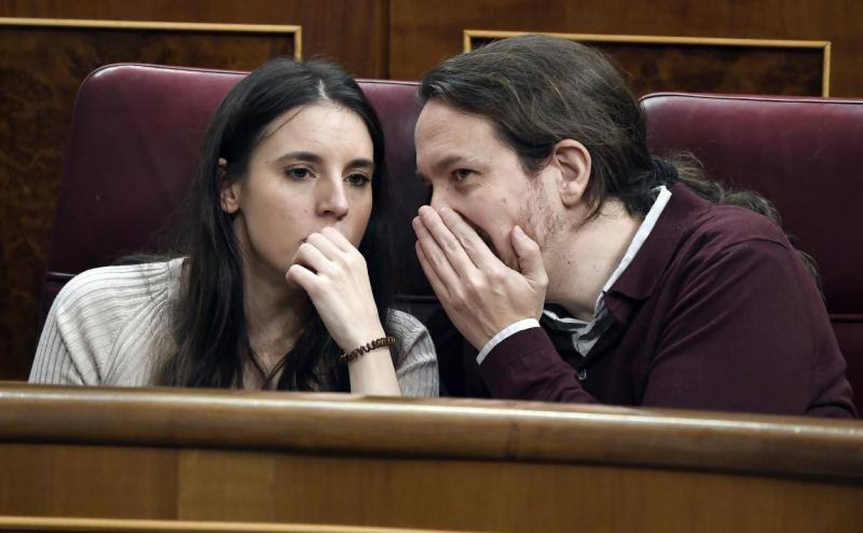 Irene Montero y Pablo Iglesias durante la sesión de apertura de la XIV Legislatura.