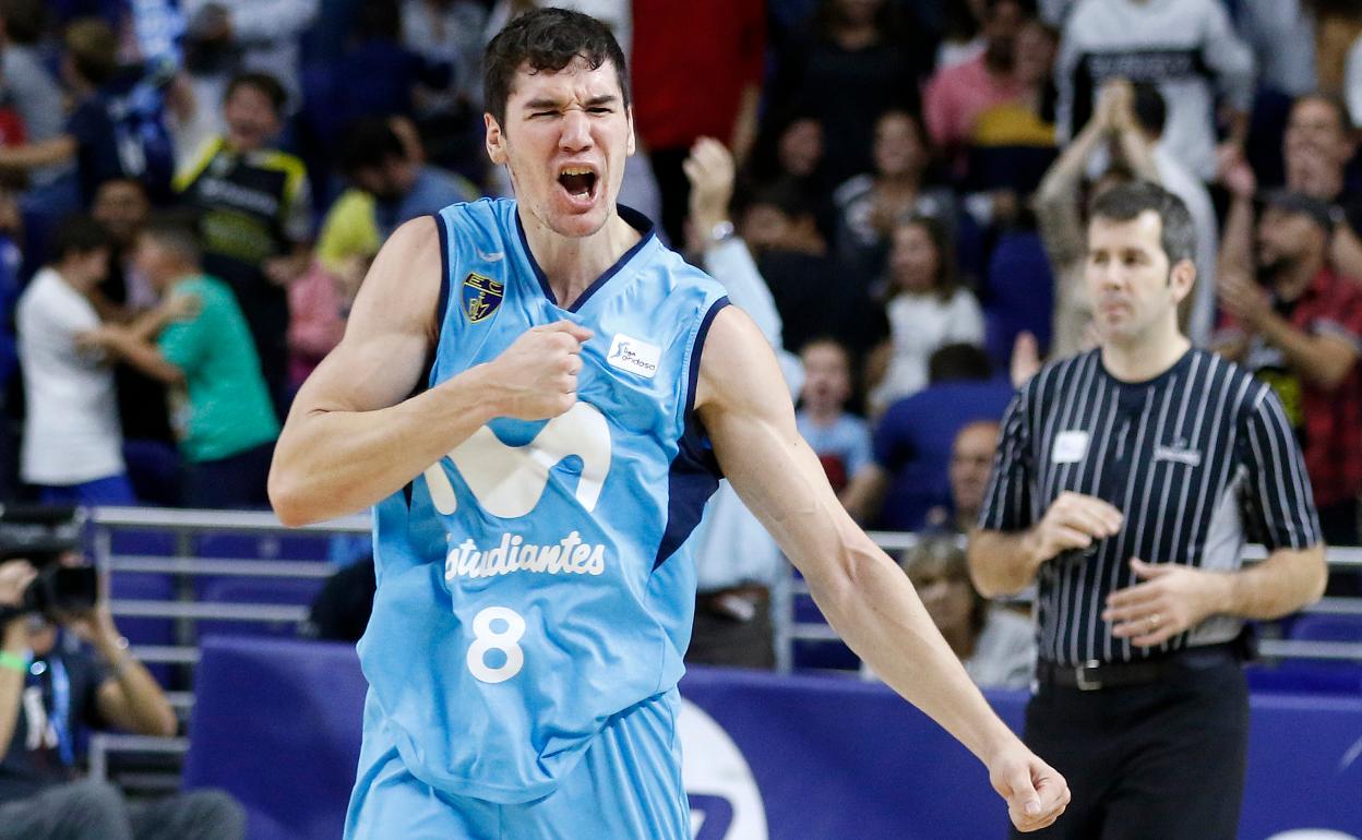 Darío Brizuela celebra una canasta con el Estudiantes, su exequipo. 