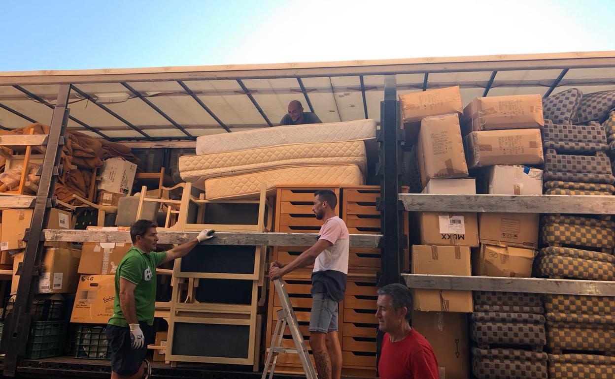 Voluntarios cargando el camión de Cáritas tras el paso del último gran temporal. 