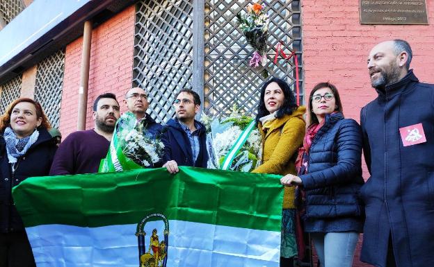 Integrantes de Adelante Andalucía, con la bandera regional.