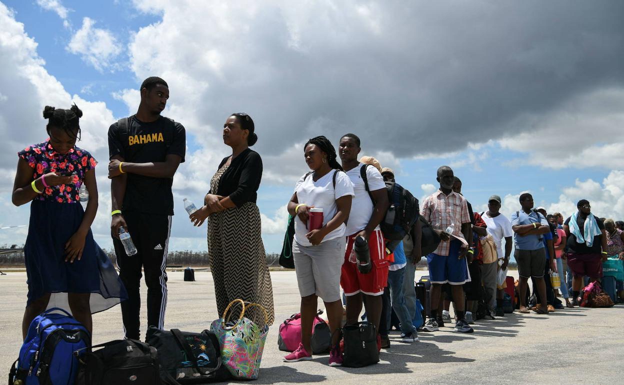 Residentes de Bahamas evacuados tras el huracán Dorian.