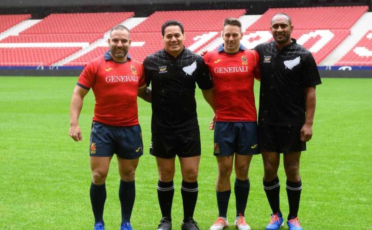 Fernando López, capitán de España, Chris Masoe, Brad Linklater y Joe Rokocoko posan para la prensa.