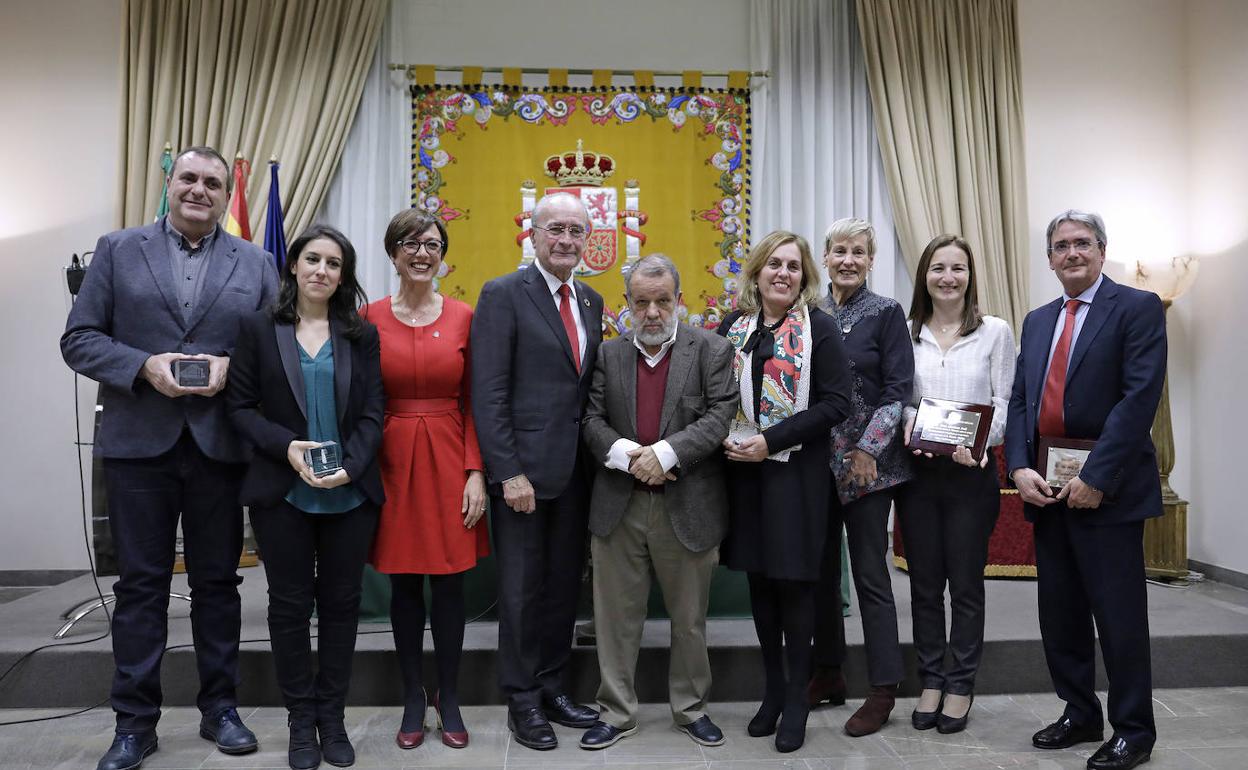 Gámez, con el alcalde de Málaga, el Defensor del Pueblo y los galardonados con el Premio Caleta.