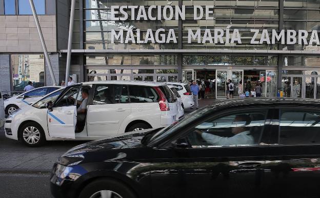 Parada de taxis de la estación de tren, al paso de un VTC por la zona de precontratación. 