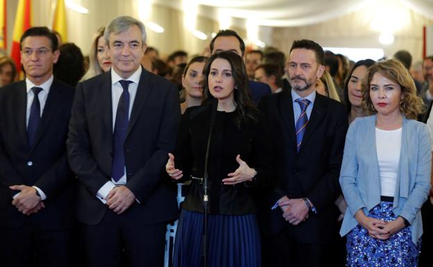 Arrimadas, acompañada en el Congreso por el eurodiputado Luis Garicano y parte de su grupo parlamentario. 