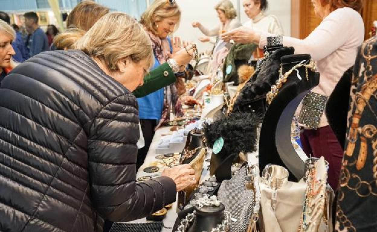 Uno de los puestos de venta instalados en el Rastrillo de Nuevo Futuro. 