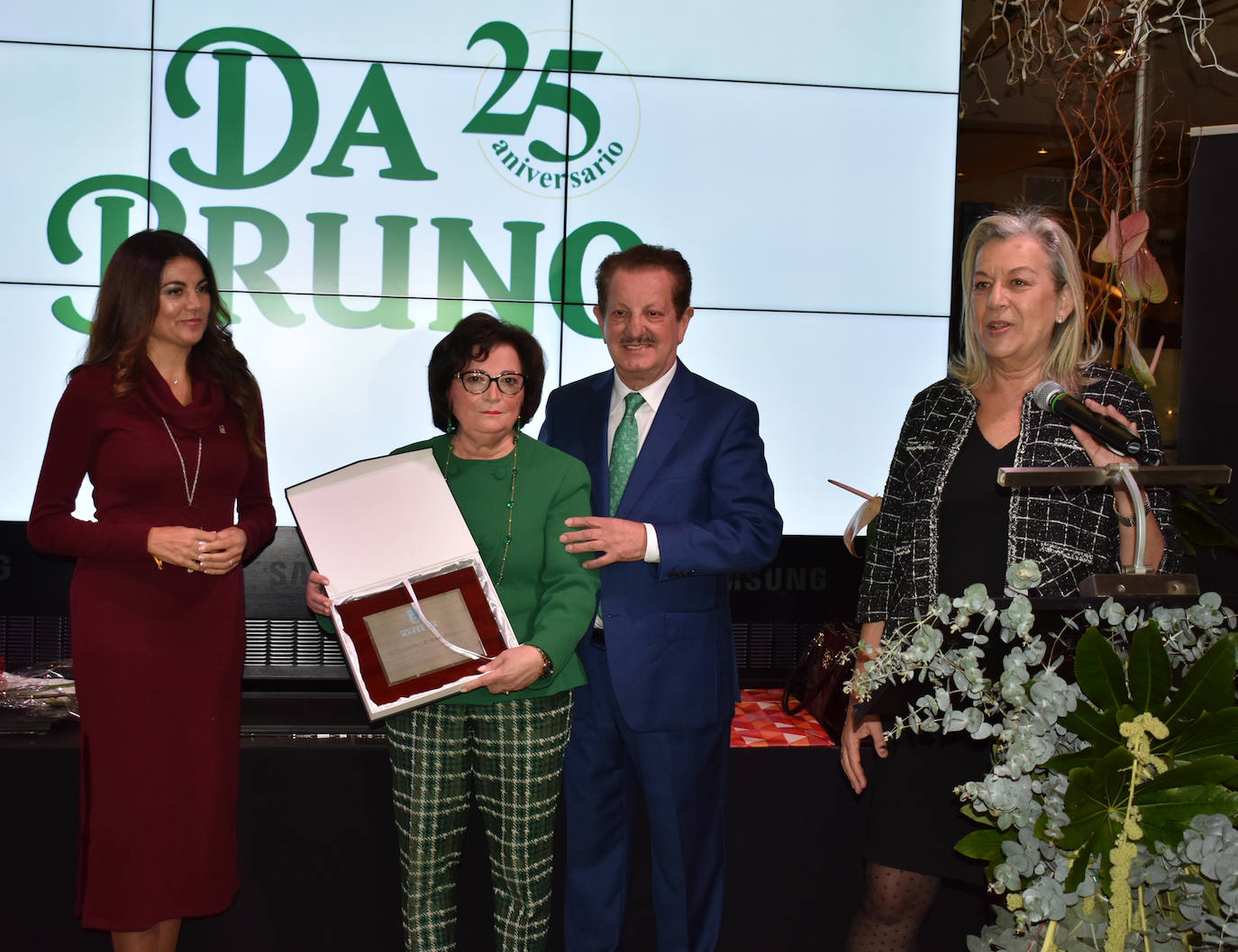 Bruno y Giuseppina Filippone, junto a la vicepresidenta de la Diputación, Francisca Caracuel celebrando los 25 años de Da Bruno en Marbella.