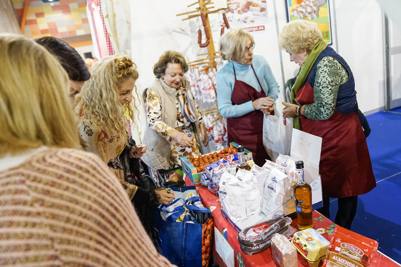 Hasta el lunes se pueden realizar compras, comer o asistir a actuaciones en el Palacio de Ferias de Málaga 