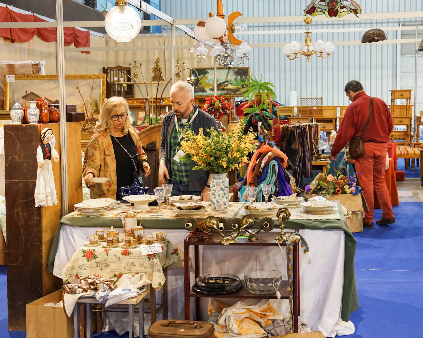 Hasta el lunes se pueden realizar compras, comer o asistir a actuaciones en el Palacio de Ferias de Málaga 