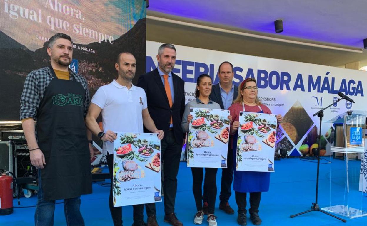 Maldonado y González de Gor, con algunos de los productores que presentaron sus productos. 