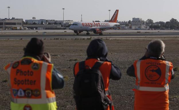 Tres 'spotters' capturan a un Airbus de Easy Jet que acaba de aterrizar en el Aeropuerto de Málaga. 