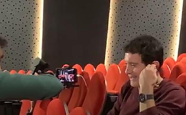 Banderas, en el patio de butacas del Teatro del Soho durante la conexión con Berlín. 