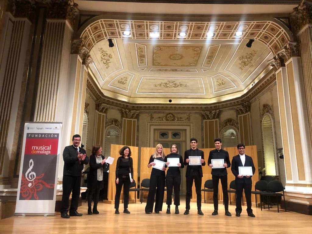 Premiados de la Fundación Musical de Málaga posan en una foto de familia.