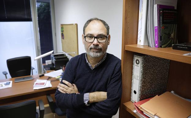 Alberto Montero, en su despacho de la Facultad de Ciencias del Trabajo.