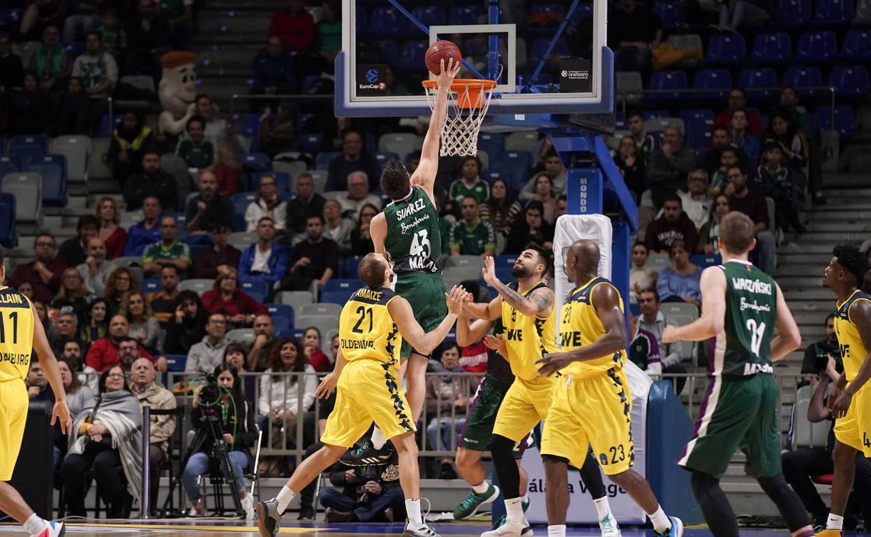 Suárez machaca la canasta del Oldenburg en su primer mate en un partido europeo con el Unicaja. 