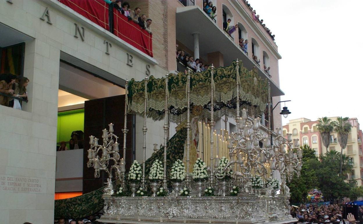 Trono de la Virgen de Gracia y Esperanza, a su salida de la casa hermandad. 