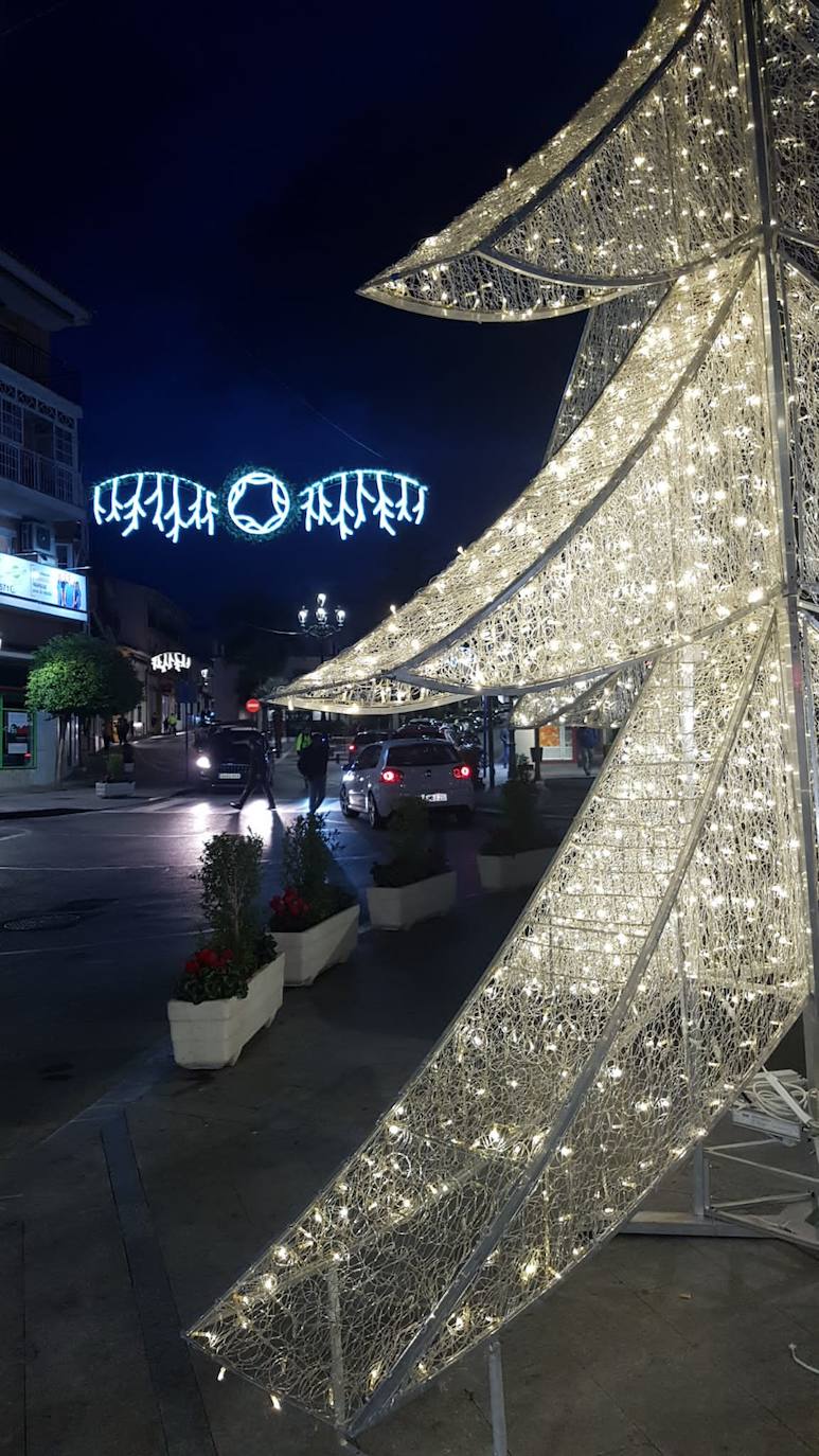 Así luce la iluminación navideña en los principales municipios de Málaga. En la imagen, el alumbrado de Alhaurín de la Torre.