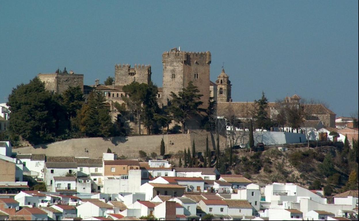 Sobre el casco urbano de Montemayor se erige una fortaleza medieval