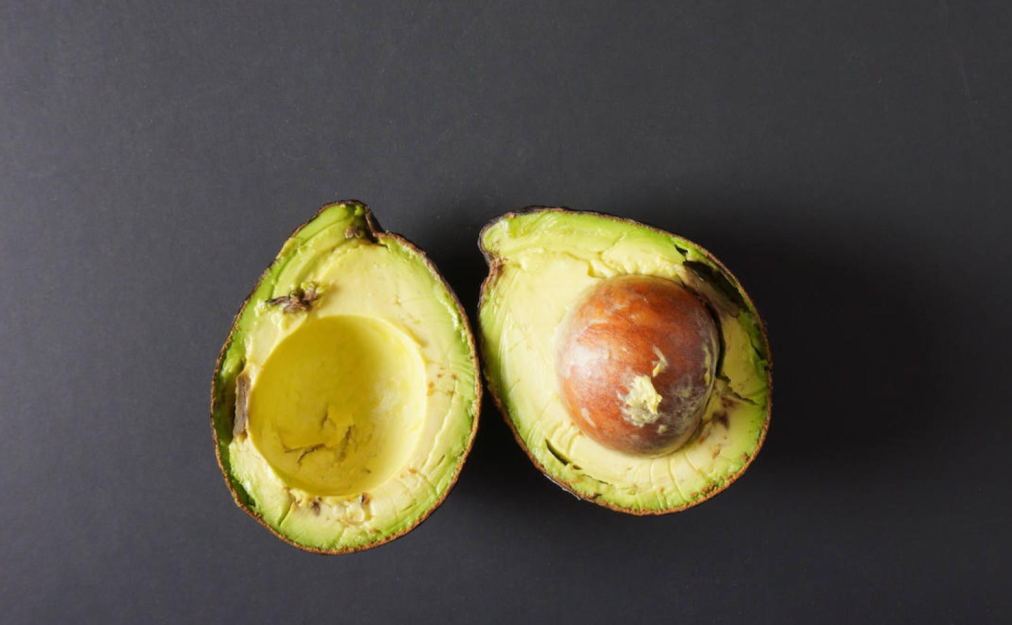 Cubiertos con la película protectora, los aguacates aguantan frescos cuatro o cinco veces más tiempo