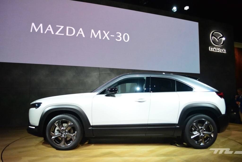 Mazda: iniciará la comercialización de su primer coche 100% eléctrico, el MX-30.