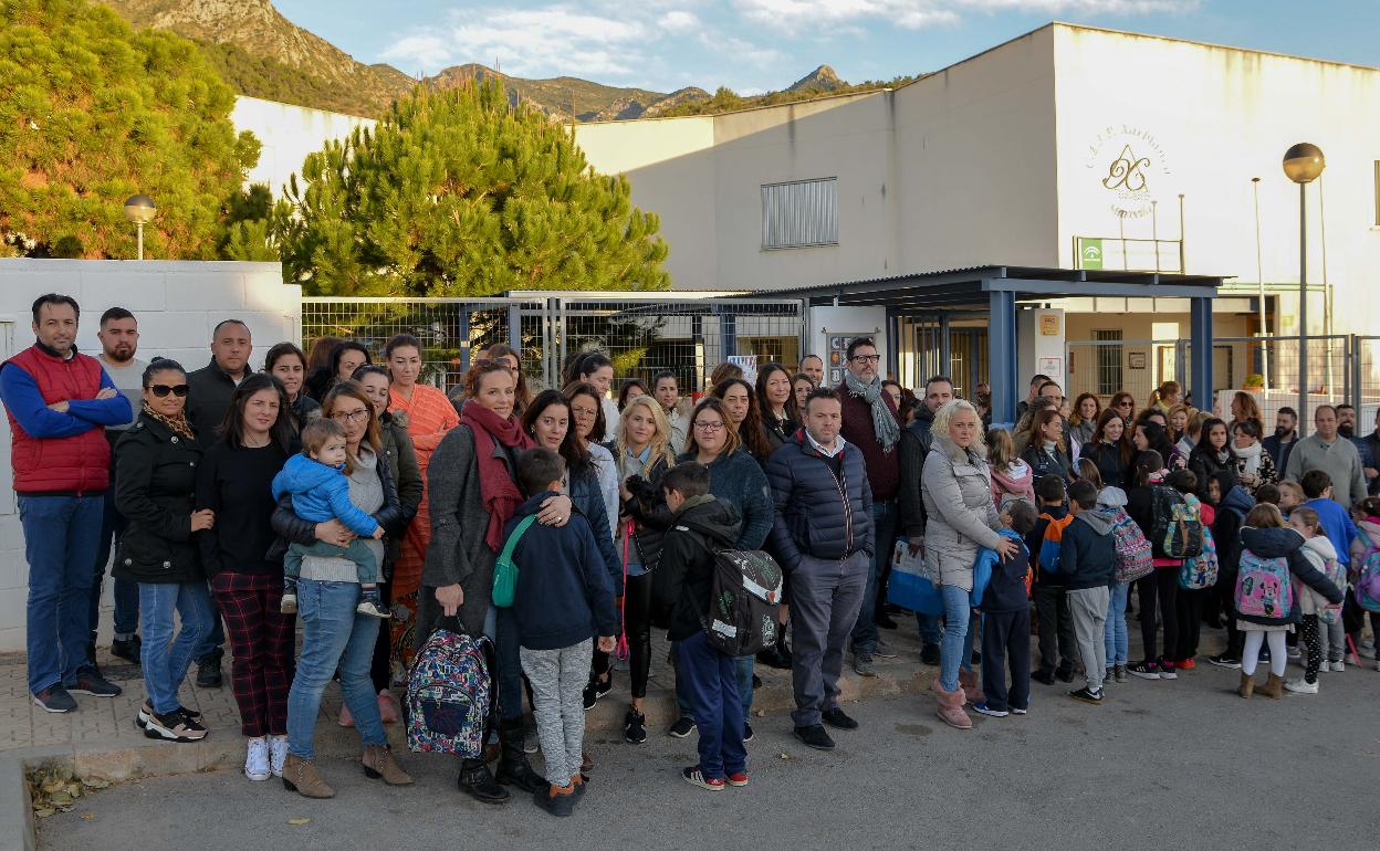 Padres y alumnos, esta mañana, a las puertas del CEIP Xarblanca. 