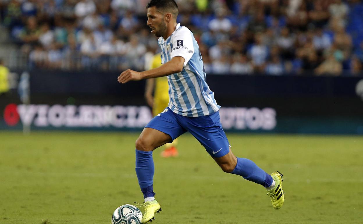 Dani Pacheco avanza con el balón controlado en el duelo ante el Cádiz. 