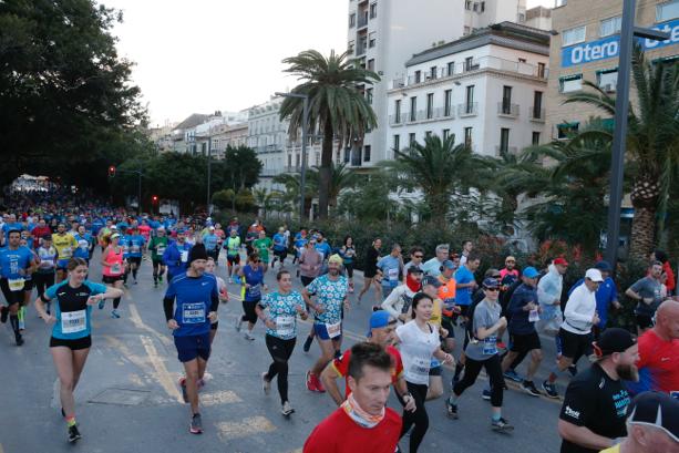 4.200 corredores han participado en la prueba este domingo. En la imagen, los corredores, atravesando la Alameda Principal