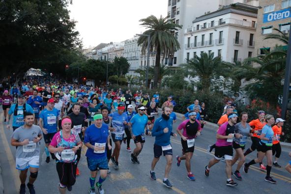 4.200 corredores han participado en la prueba este domingo. EN la imagen, los corredores, atravesando la Alameda Principal