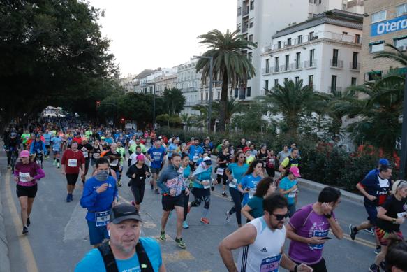 4.200 corredores han participado en la prueba este domingo. EN la imagen, los corredores, atravesando la Alameda Principal