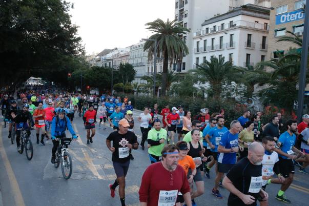 4.200 corredores han participado en la prueba este domingo. EN la imagen, los corredores, atravesando la Alameda Principal