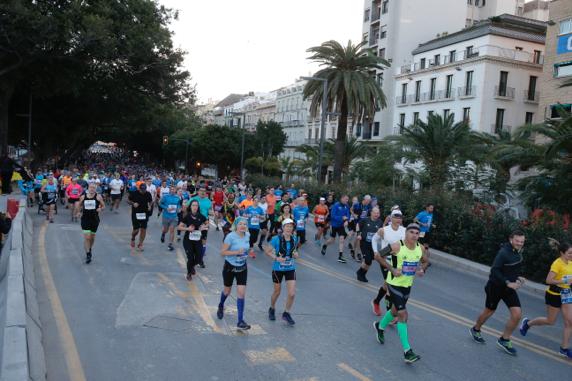 4.200 corredores han participado en la prueba este domingo. EN la imagen, los corredores, atravesando la Alameda Principal