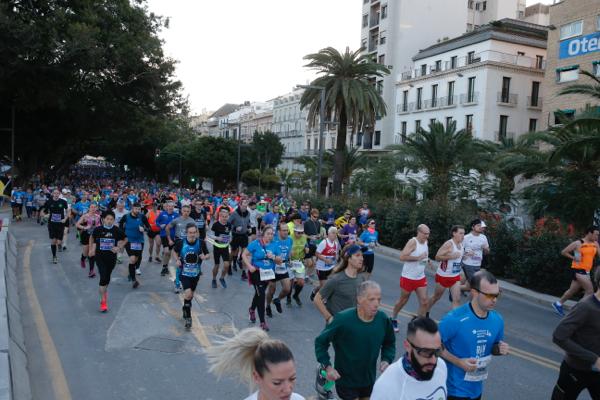 4.200 corredores han participado en la prueba este domingo. EN la imagen, los corredores, atravesando la Alameda Principal