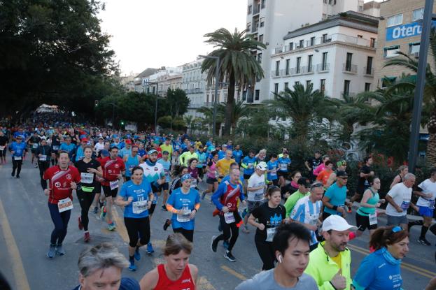 4.200 corredores han participado en la prueba este domingo. EN la imagen, los corredores, atravesando la Alameda Principal