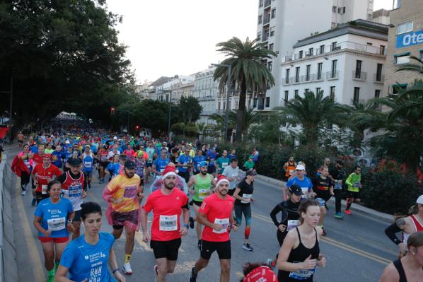 4.200 corredores han participado en la prueba este domingo. EN la imagen, los corredores, atravesando la Alameda Principal