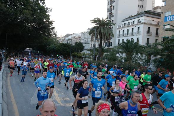 4.200 corredores han participado en la prueba este domingo. EN la imagen, los corredores, atravesando la Alameda Principal