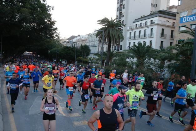 4.200 corredores han participado en la prueba este domingo. EN la imagen, los corredores, atravesando la Alameda Principal