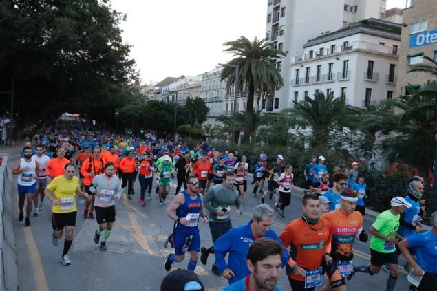 4.200 corredores han participado en la prueba este domingo. EN la imagen, los corredores, atravesando la Alameda Principal