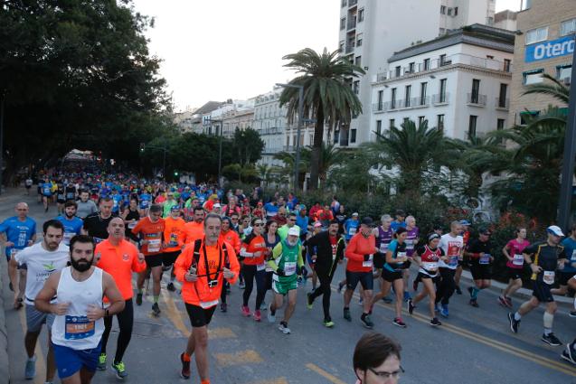 4.200 corredores han participado en la prueba este domingo. EN la imagen, los corredores, atravesando la Alameda Principal