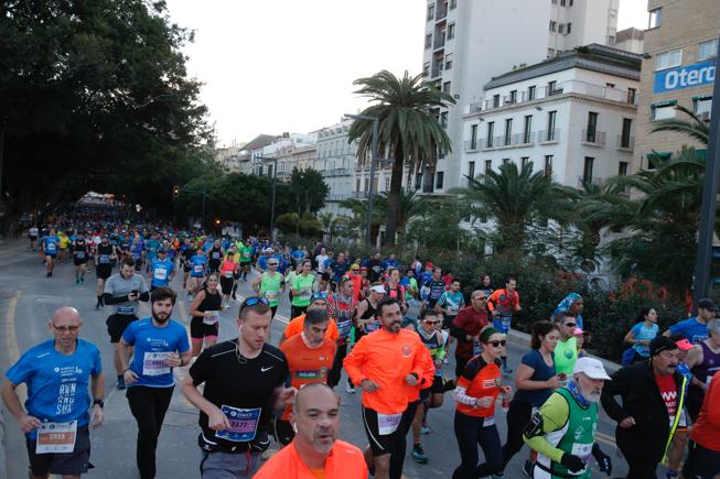 4.200 corredores han participado en la prueba este domingo. EN la imagen, los corredores, atravesando la Alameda Principal